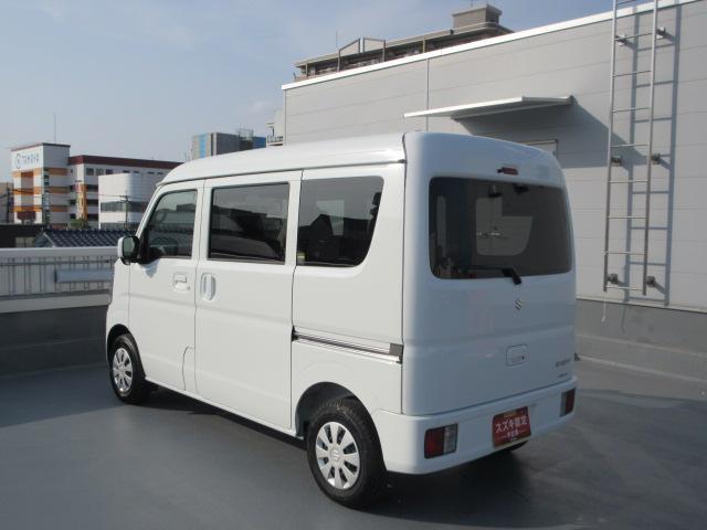 左斜め後ろからの特徴的なフォルム。狭い路地裏でも運転しやすそうな小回りが利くコンパクトボディ♪