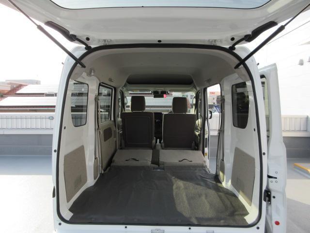 リヤシートも全車消毒済み。シートを倒すと箱形でフラットな床面でひろーい荷室。各種ケース、箱物がたっぷり積めます