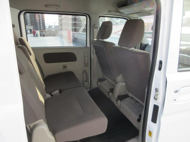 リヤシートも全車消毒済みです。収納時はきれいに収まり、荷台がフラット、広々荷室に。足元には【リヤヒーター】あり。消毒済み。