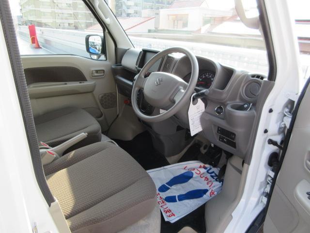 低めの乗降ステップ！体格に合わせて運転姿勢を取りやすくした運転席などこだわりのフロントシート！消毒済みなので安心！