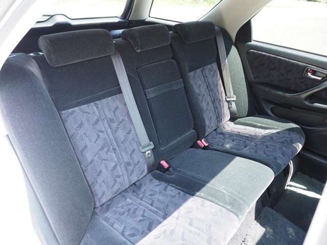 後部座席はフラットに折りたたむことで、大きな荷物スペースや就寝スペースを確保することが可能です。