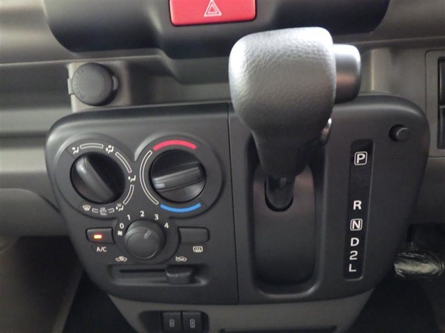 車が気になられましたらお電話かメールでお問い合わせください。他のお客様と商談が重なる場合が増えて来てますので事前にご確認ください。
