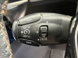 【レーダークルーズコントロール】追従型クルーズコントロールは、レーダーやビデオカメラが前方の車の状況を検知し、状況に合わせて速度を自動調整してくれる機能を備えています。