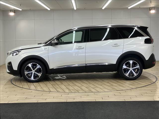 安心したお車をお選び頂けるように、当社では、鑑定車両を展示しております。第三者機関により、お車の品質を提示しております。