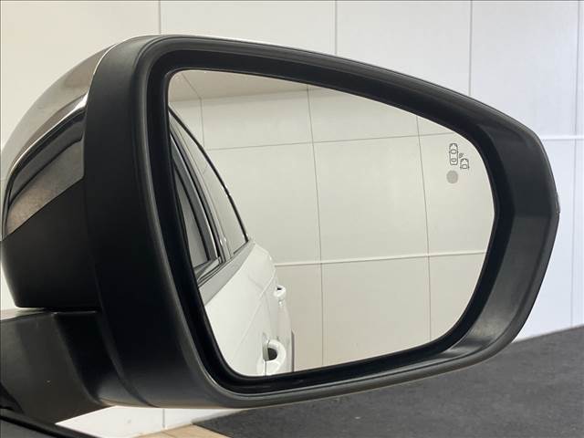【ブラインドスポットモニター】搭載しております。隣の車線を走る車両をレーダーで検知し、死角エリアの車両の存在をお知らせします。