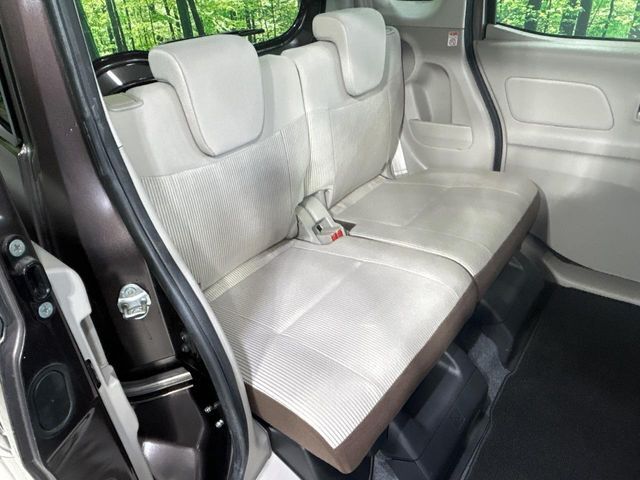 後部座席も気になるようなキズ・汚れやへたり等、大きなダメージはなく、良好な状態です。
