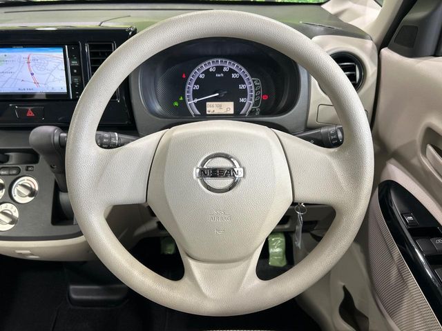 インテリアに合わせたデザインのステアリングは、運転される方のことも考え、運転しやすい形状、大きさです。是非一度、実際に触ってお確かめください。