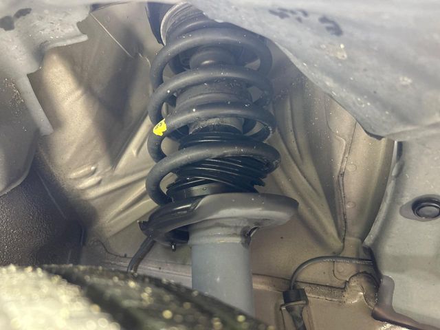 お車を安心してお乗りいただく為には、足回りの定期点検が欠かせません。サービスサポート（有償保証）では無料点検もご提供しており、安心のカーライフをお過ごしいただけるサポート体制が整っています。