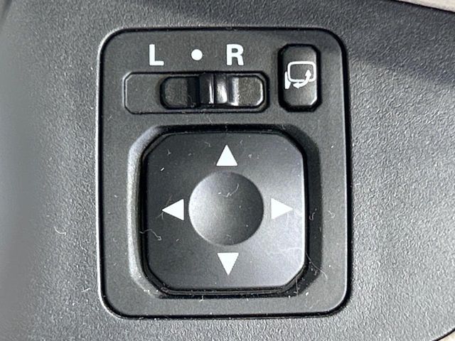 【電動格納ミラー】サイドミラーは電動格納式となっており、狭い駐車場でもキズがつくリスクを抑えられます。