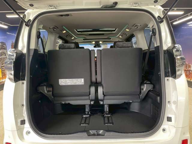 トランクスペースも充分な広さがございます。ゴルフバッグも収納可能です。
