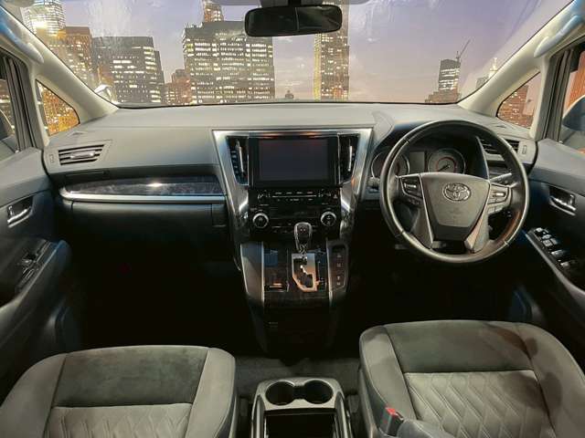 大阪府四条畷市にミニバン車を『お値打ち価格』で展示している良質中古車専門店です。全車、事故歴修復歴なしの車両限定で取り扱い！。関西地域で最もお得な価格かつ最良質車をご提供できるよう努めております。