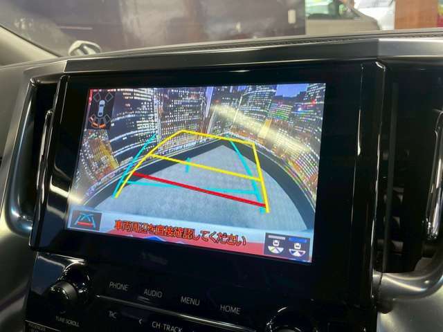 【バックカメラ】運転席から画面上で安全確認ができます。駐車が苦手な方にもオススメな便利機能です。