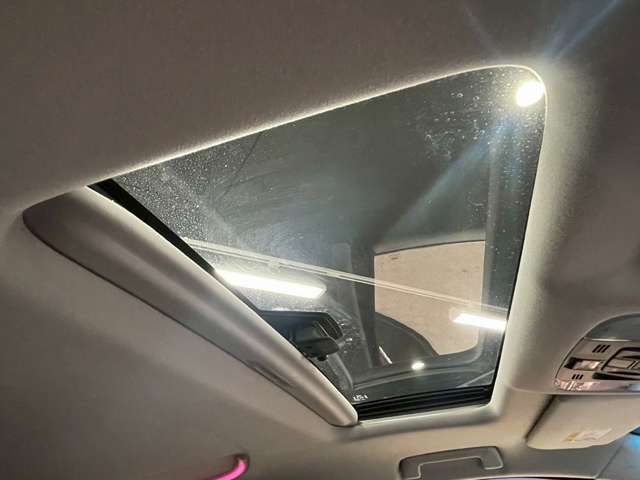 解放感溢れる【サンルーフ】☆車内には爽やかな風や太陽の穏やかな光が差し込みます☆