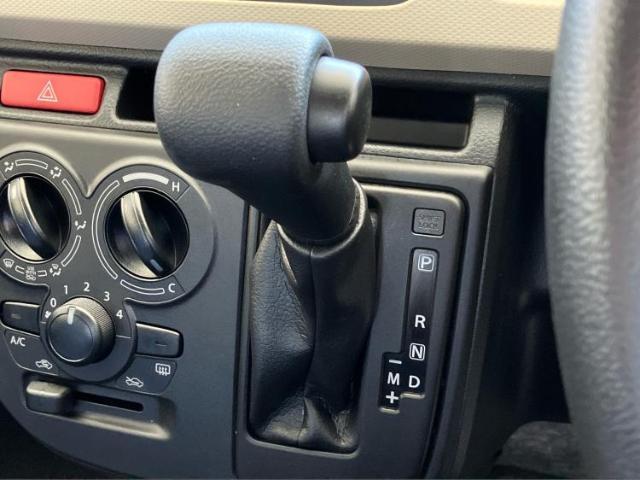 WECARSの展示場では実際に見て、触ってお車をお選びいただけます！知識の豊富な営業スタッフが様々なカーライフをご提案いたします！