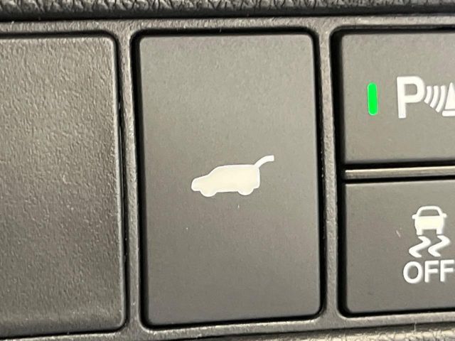 【ハンズフリーパワーバックドア】リアバンパー下部に足先を出し入れするだけでバックドアが自動で開閉♪両手が荷物でふさがっている時でもラクラク開閉操作が行えます！