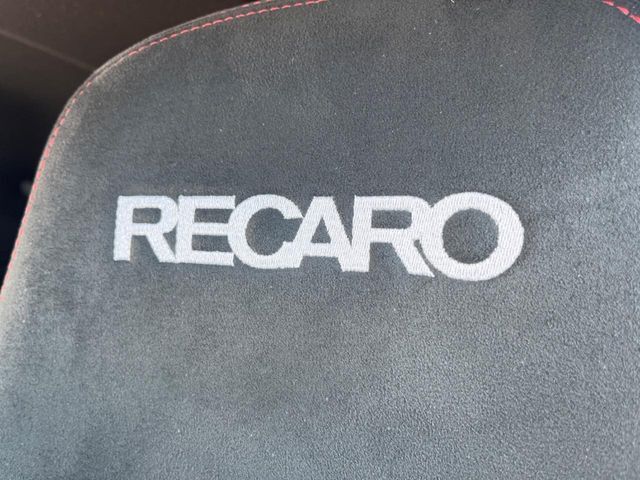 【RECARO製バケットシート】人間工学に基づいた面圧分布によって腰への負担や長時間運転時の疲労発生を軽減☆一目でレカロとわかるスポーティなルックスが特徴です。