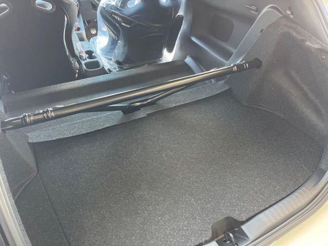 普段のお買い物や通勤、送迎等に十分な荷室スペースを確保しております。