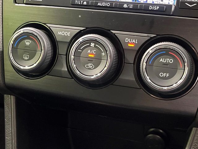 【左右独立型フルオートエアコン】運転席と助手席でそれぞれお好みの温度に設定可能。同乗者にも配慮した、快適な空調をお届け致します。