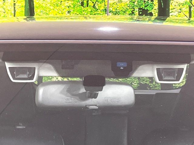 【アイサイトVer2】前方の車両等を検知し、衝突しそうな時は警報で注意を促し、ブレーキを踏む力をサポート。ブレーキを踏めなかった場合は衝突被害軽減ブレーキが作動、衝突回避をサポートします。