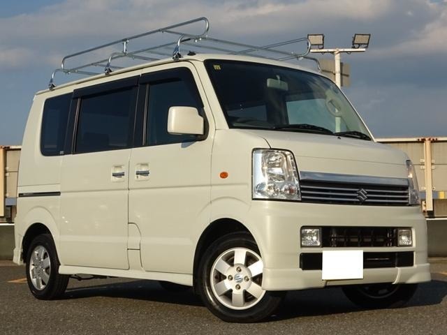 快適装備のKENWOOD製の地デジTV対応のナビを装備★インテリアはレザー調シートカバーにウッドパネルでラグジュアリー感もあります★