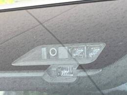 【三菱e-Assist】走行中に前方の車両等を認識し、衝突しそうな時は警報とブレーキで衝突回避と被害軽減をアシスト。より安全にドライブをお楽しみいただけます。