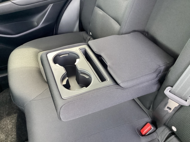 リヤシートにもカップホルダー付きのアームレストがありますので、ドライブの時にお好きなお飲み物を持って行けますね！