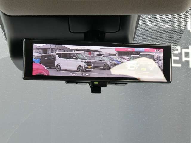 スマートルームミラー・後部座席に人が座っている時や、荷物が多い際でも後方確認がしやすいです。