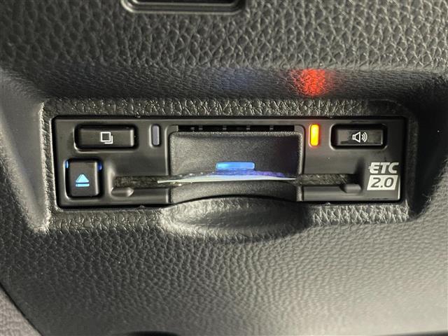【ETC】有料道路を利用する際に料金所で停止することなく通過できる、ETC車載器（ノンストップ自動料金収受システム機器）が装備されています。セットアップを行うことで利用可能になります。