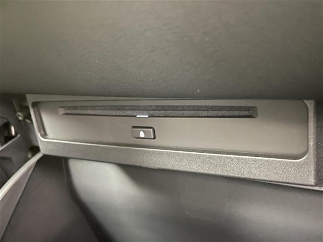 【ETC】有料道路を利用する際に料金所で停止することなく通過できる、ETC車載器（ノンストップ自動料金収受システム機器）が装備されています。セットアップを行うことで利用可能になります。