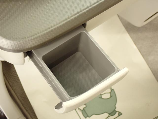 引き出し式のドリンクホルダーがあります。