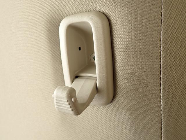 ショッピングバックなどをかけられる　フックがあります。