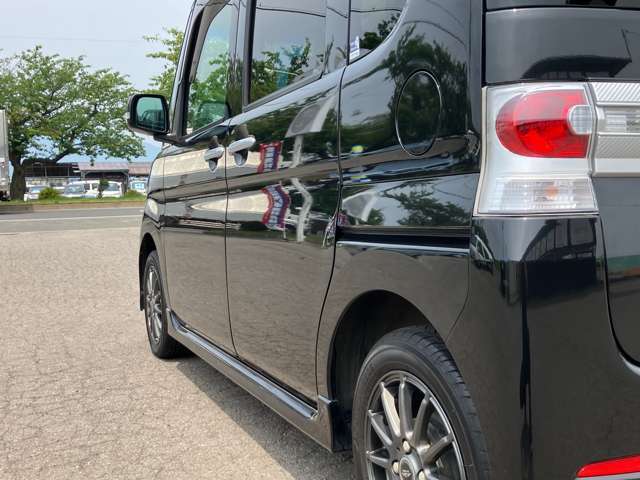 弊社のクルマはボディーポリッシュ仕上げ済みなのでピカピカ♪