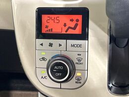 【オートエアコン】一度お好みの温度に設定すれば、車内の温度を検知し風量や温度を自動で調整。暑い…寒い…と何度もスイッチ操作をする必要はありません。快適な車内空間には必須の機能ですね♪