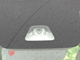 【スマートアシスト】走行中に前方の車両等を認識し、衝突しそうな時は警報とブレーキで衝突回避と被害軽減をアシスト。より安全にドライブをお楽しみいただけます。