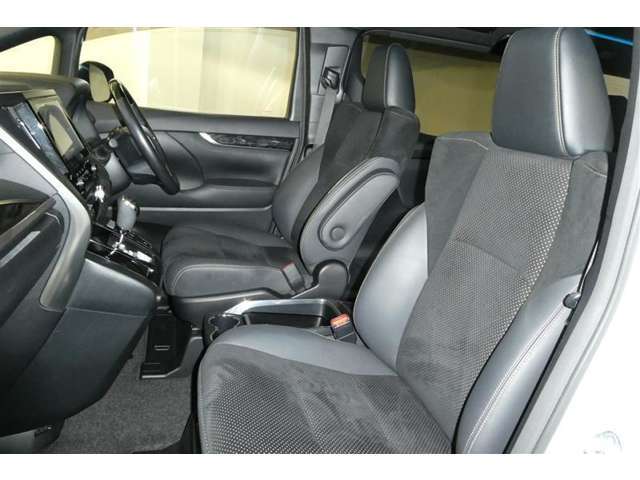 高いホールド性で運転姿勢が安定します。長距離ドライブでも疲れにくいのが魅力です。快適なドライビングライフをお送りください♪