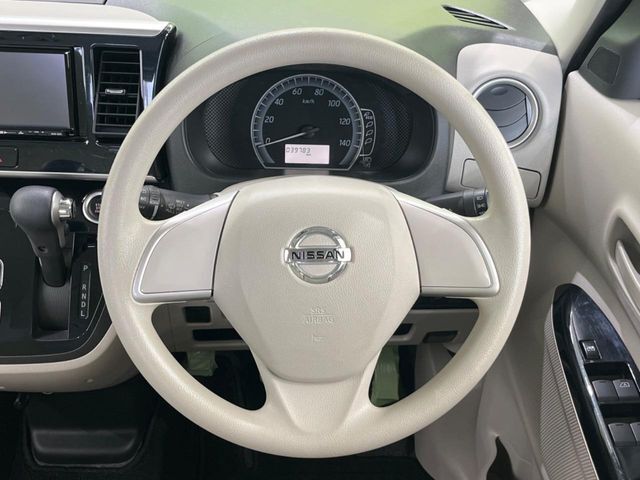 インテリアに合わせたデザインのステアリングは、運転される方のことも考え、運転しやすい形状、大きさです。是非一度、実際に触ってお確かめください。