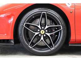 20インチ鍛造ダイヤモンドホイール。カーボンブレーキ