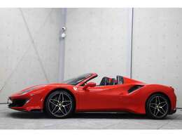 気分に合わせて、ボタン一つでルーフ開閉可能で、スパイダーならではのドライビングをお楽しみ頂けます。