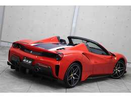 カーボンパーツも多数装備。フロントバンパー、リアバンパーには同モデル専用設計となり、走行時のダウンフォースを高めております。長さ:461cm 幅:197cm 高さ:120cm