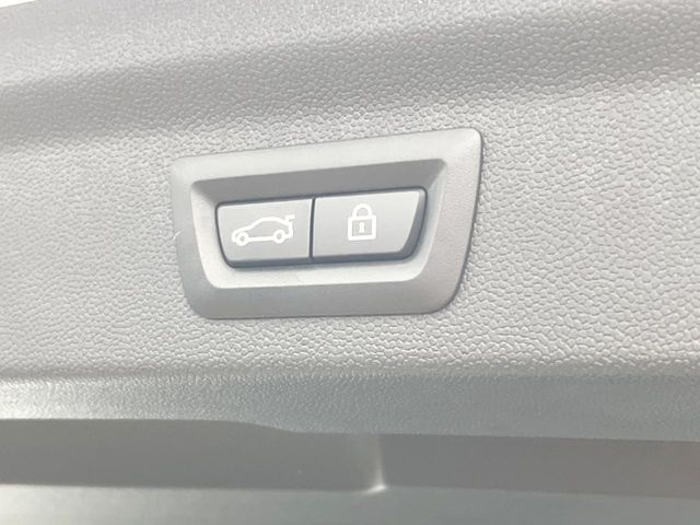 ●電動リアゲート：ワンタッチでリアゲートの開閉ができ、荷物などで両手が塞がっている状態でも簡単に開閉ができる便利機能です。