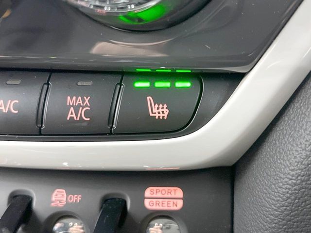 ●フロントシートヒーティング：運転席・助手席共に三段階で調節が可能なシートヒーターを装備しております。季節を問わず快適にご使用いただけます。