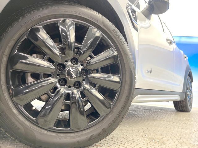 ●純正18インチアルミホイール：輸入車ならではの卓越した走りを支えるホイールと足回りです！日本車の走りに慣れている方にもぜひ体感して頂きたいほど、高いレベルでまとまっています！