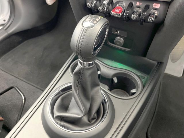 ●MTモード付きAT：通常は自動でおこなわれる変速（ギアチェンジ）をドライバーの操作によって意図的に変えられるシステムです。より一層普段のドライブをお楽しみいただけます！