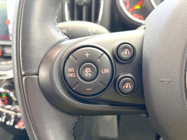 ●レーダークルーズコントロール：前の車との車間距離を一定にとりつつ、一定速度で自動走行してくれる次世代のクルーズコントロール！主に高速道路や自動車専用道路で使用する便利な機能です！