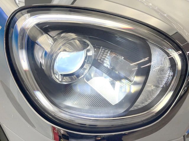 ●LEDヘッドライト：夜間走行時も良好な視界を確保し安心して運転できる高輝度LEDヘッドライトを装備！点灯速度が早く、消費電力も抑えられています。