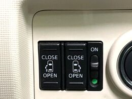 【両側パワースライドドア】スマートキーや運転席のスイッチで後席両側スライドドアの開閉が可能♪電動だから力を入れてドアを開ける必要が無く、小さなお子様でも簡単に開け閉めでき快適です♪
