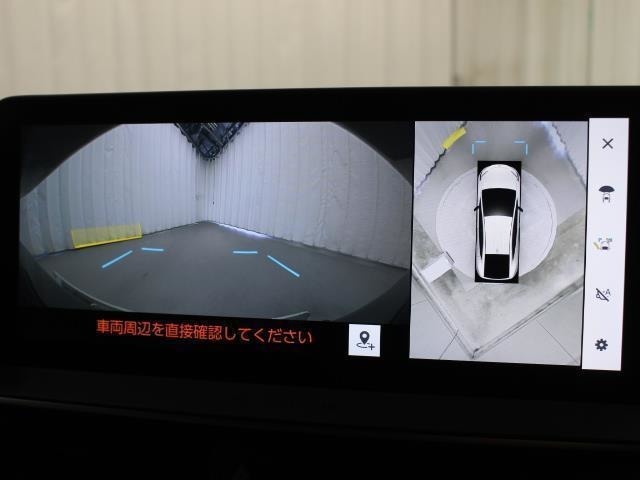 車両を上から見たような映像をナビ画面に表示するパノラミックビューモニター(床下透過表示機能付)搭載。運転席からの目視だけでは見にくい、車両周辺の状況をリアルタイムで確認できます。