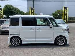 認証・指定工場にて12ヶ月法定整備の実施。エンジンオイル交換及び消耗品があれば交換してからの御納車になります。総額表示の車輌は点検整備費用が含まれています。