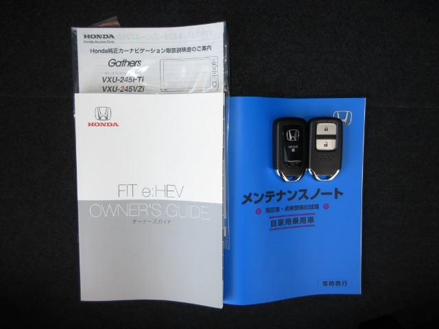 カギをバッグやポケットに入れたままでもドアロックの開閉やエンジン始動ができる『スマートキー』付き！暗くなってもキー穴を捜す必要が無くとっても便利ですから人気の装備です！