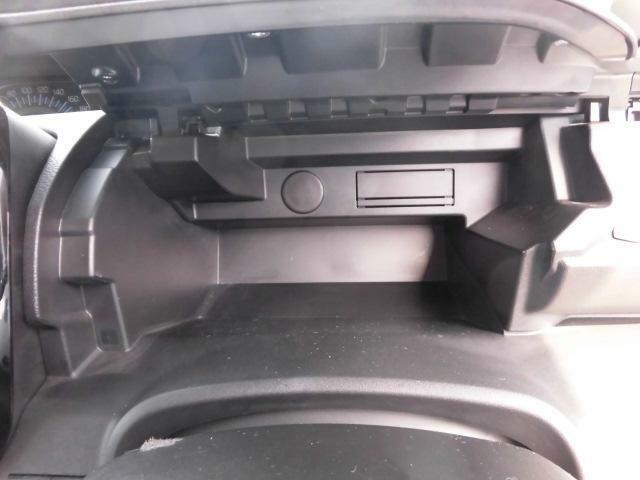 運転席正面のダッシュボード上部にも収納ボックスがございます。ビルトインタイプのETCはこちらに装着します